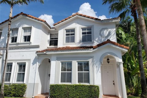 Снять в аренду таунхаус в Дорал, Флорида 3 спальни, 135.64м2, № 1955591 - фото 1
