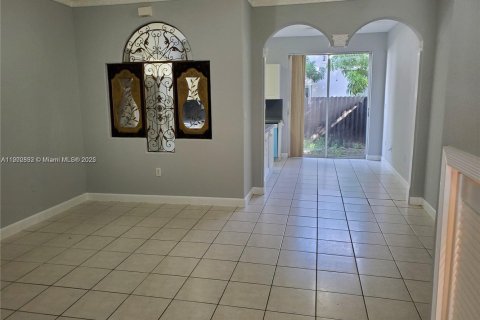 Снять в аренду таунхаус в Дорал, Флорида 3 спальни, 135.64м2, № 1955591 - фото 6