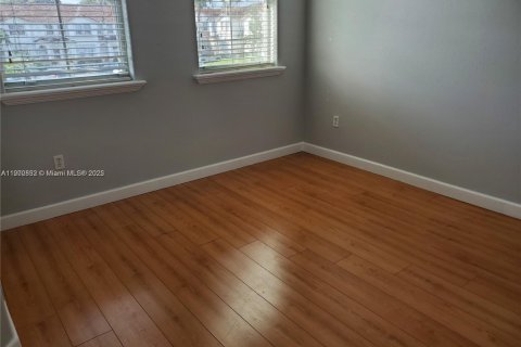 Снять в аренду таунхаус в Дорал, Флорида 3 спальни, 135.64м2, № 1955591 - фото 18