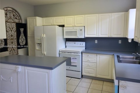 Снять в аренду таунхаус в Дорал, Флорида 3 спальни, 135.64м2, № 1955591 - фото 9