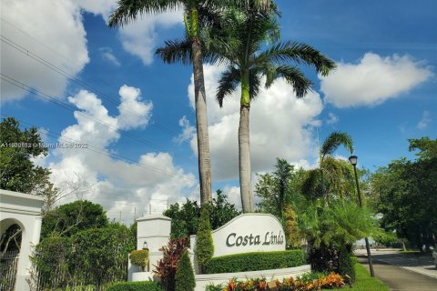 Снять в аренду таунхаус в Дорал, Флорида 3 спальни, 135.64м2, № 1955591 - фото 2