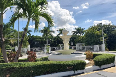 Снять в аренду таунхаус в Дорал, Флорида 3 спальни, 135.64м2, № 1955591 - фото 4