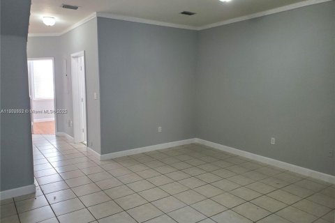Снять в аренду таунхаус в Дорал, Флорида 3 спальни, 135.64м2, № 1955591 - фото 7