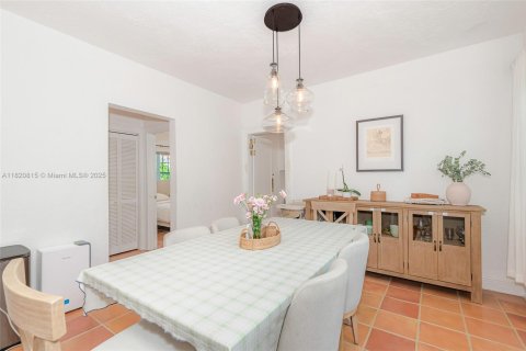House in Coral Gables, Florida 2 bedrooms, 130.43 sq.m. № 1781430 - photo 4
