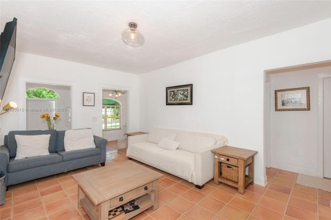 House in Coral Gables, Florida 2 bedrooms, 130.43 sq.m. № 1781430 - photo 8