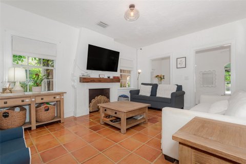 House in Coral Gables, Florida 2 bedrooms, 130.43 sq.m. № 1781430 - photo 7
