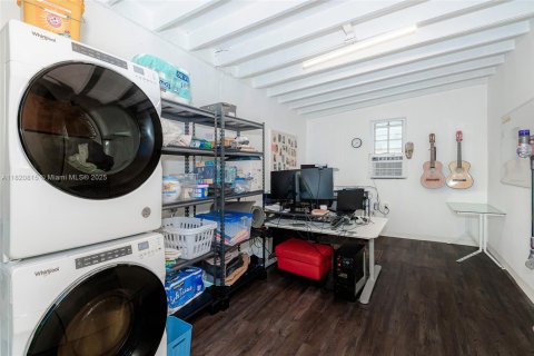 House in Coral Gables, Florida 2 bedrooms, 130.43 sq.m. № 1781430 - photo 22
