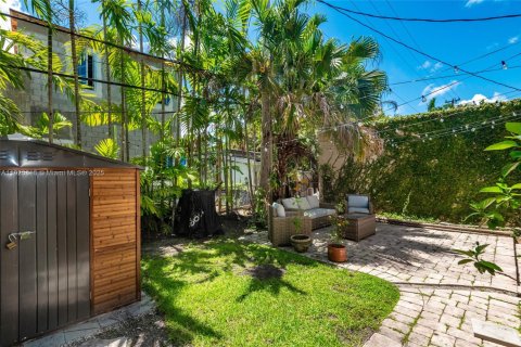 House in Coral Gables, Florida 2 bedrooms, 130.43 sq.m. № 1781430 - photo 25