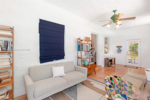 House in Coral Gables, Florida 2 bedrooms, 130.43 sq.m. № 1781430 - photo 16
