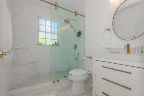 House in Coral Gables, Florida 2 bedrooms, 130.43 sq.m. № 1781430 - photo 14