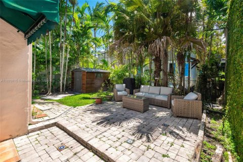 House in Coral Gables, Florida 2 bedrooms, 130.43 sq.m. № 1781430 - photo 24