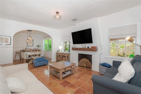 House in Coral Gables, Florida 2 bedrooms, 130.43 sq.m. № 1781430 - photo 9