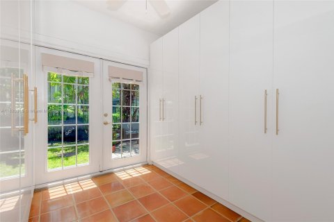 House in Coral Gables, Florida 2 bedrooms, 130.43 sq.m. № 1781430 - photo 13