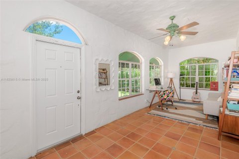 House in Coral Gables, Florida 2 bedrooms, 130.43 sq.m. № 1781430 - photo 17