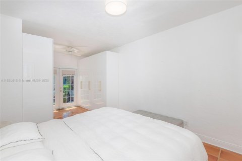 House in Coral Gables, Florida 2 bedrooms, 130.43 sq.m. № 1781430 - photo 11