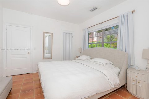 House in Coral Gables, Florida 2 bedrooms, 130.43 sq.m. № 1781430 - photo 12