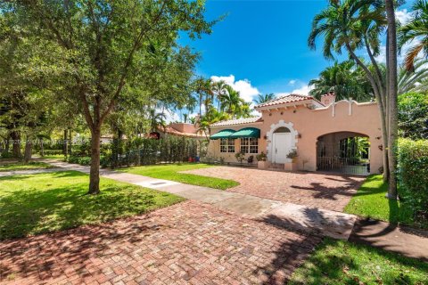 House in Coral Gables, Florida 2 bedrooms, 130.43 sq.m. № 1781430 - photo 1