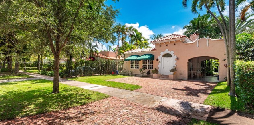 House in Coral Gables, Florida 2 bedrooms, 130.43 sq.m. № 1781430