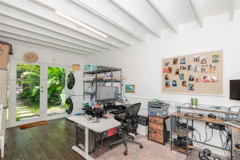 House in Coral Gables, Florida 2 bedrooms, 130.43 sq.m. № 1781430 - photo 23