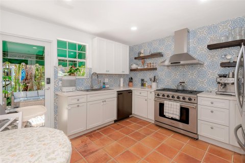 House in Coral Gables, Florida 2 bedrooms, 130.43 sq.m. № 1781430 - photo 6