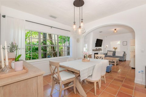 House in Coral Gables, Florida 2 bedrooms, 130.43 sq.m. № 1781430 - photo 3