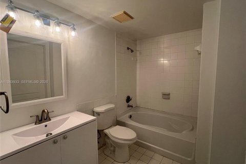 Condo in Miami, Florida, 1 bedroom  № 2000832 - photo 4