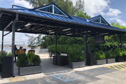 Condo in Miami, Florida, 1 bedroom  № 2000832 - photo 9