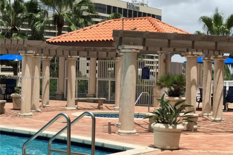 Condo in Miami, Florida, 1 bedroom  № 2000832 - photo 16