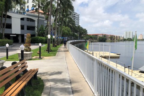 Condo in Miami, Florida, 1 bedroom  № 2000832 - photo 11