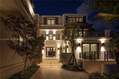 House in Miami Beach, Florida 6 bedrooms, 1158.49 sq.m. № 1979838 - photo 30