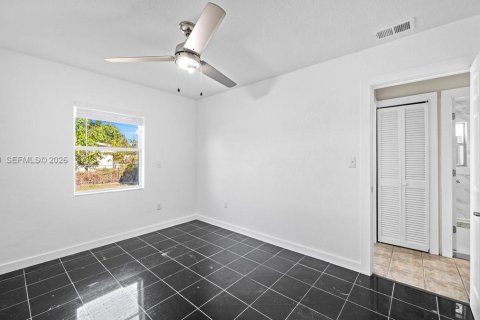 House in Port Charlotte, Florida 2 bedrooms № 2153582 - photo 5