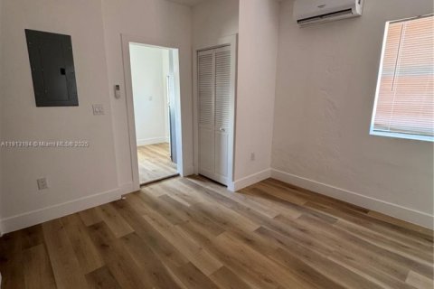 House in Miami, Florida 2 bedrooms, 356.37 sq.m. № 1969336 - photo 5