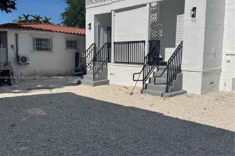 House in Miami, Florida 2 bedrooms, 356.37 sq.m. № 1969336 - photo 14