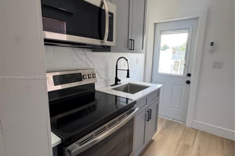 House in Miami, Florida 2 bedrooms, 356.37 sq.m. № 1969336 - photo 7