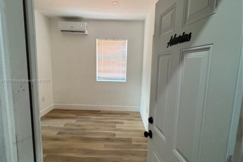 House in Miami, Florida 2 bedrooms, 356.37 sq.m. № 1969336 - photo 4