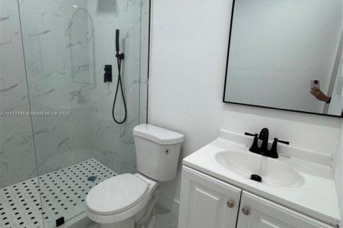 House in Miami, Florida 2 bedrooms, 356.37 sq.m. № 1969336 - photo 12