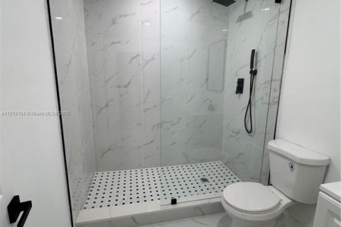 House in Miami, Florida 2 bedrooms, 356.37 sq.m. № 1969336 - photo 11