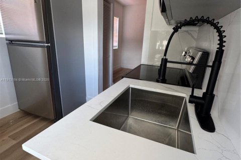 House in Miami, Florida 2 bedrooms, 356.37 sq.m. № 1969336 - photo 8