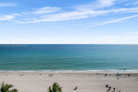 Condo in Hollywood, Florida, 1 bedroom  № 1993184 - photo 4