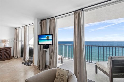 Condo in Hollywood, Florida, 1 bedroom  № 1993184 - photo 9