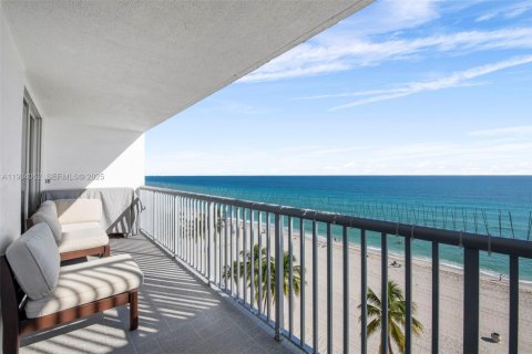 Condo in Hollywood, Florida, 1 bedroom  № 1993184 - photo 3