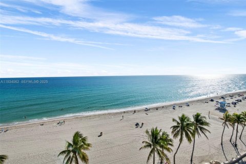 Condo in Hollywood, Florida, 1 bedroom  № 1993184 - photo 6