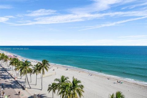Condo in Hollywood, Florida, 1 bedroom  № 1993184 - photo 5