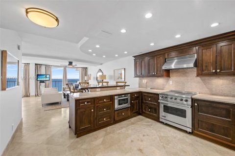 Condo in Hollywood, Florida, 1 bedroom  № 1993184 - photo 11