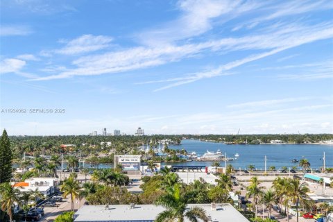 Condo in Hollywood, Florida, 1 bedroom  № 1993184 - photo 24
