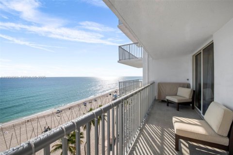 Condo in Hollywood, Florida, 1 bedroom  № 1993184 - photo 18