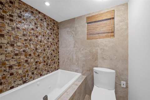 Condo in Hollywood, Florida, 1 bedroom  № 1993184 - photo 23