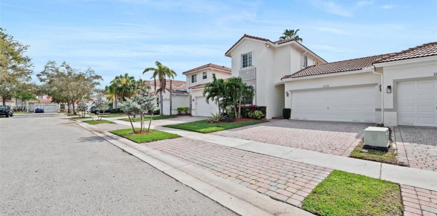 Townhouse in Miramar, Florida 3 bedrooms, 146.41 sq.m. № 1727017