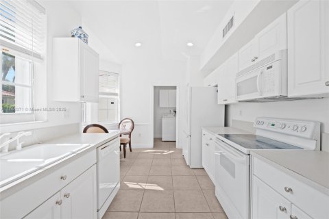 Townhouse in Miramar, Florida 3 bedrooms, 146.41 sq.m. № 1727017 - photo 8