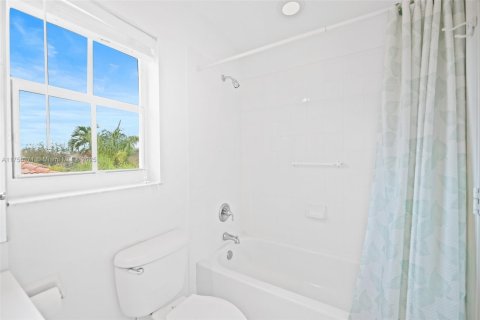 Townhouse in Miramar, Florida 3 bedrooms, 146.41 sq.m. № 1727017 - photo 17